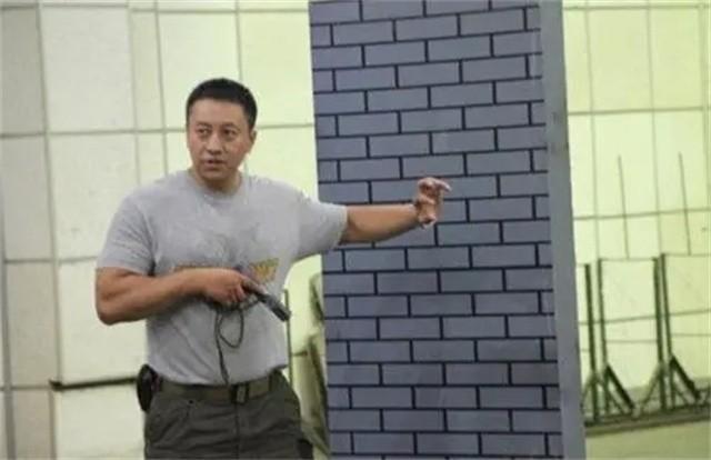 中国第一保镖李旭:曾贴身保护巴菲特,时薪28万