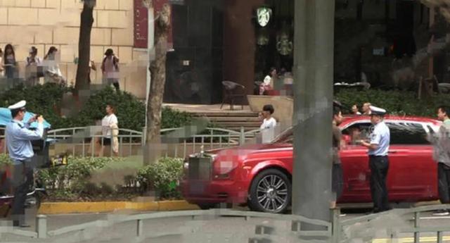 王思聪带司机保镖开百万豪车上街，结果又被尴尬开罚单，众人围观